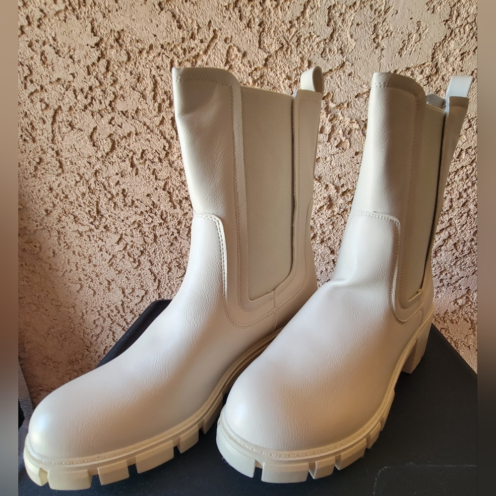 NWOB Cream Chelsea Lug Boots